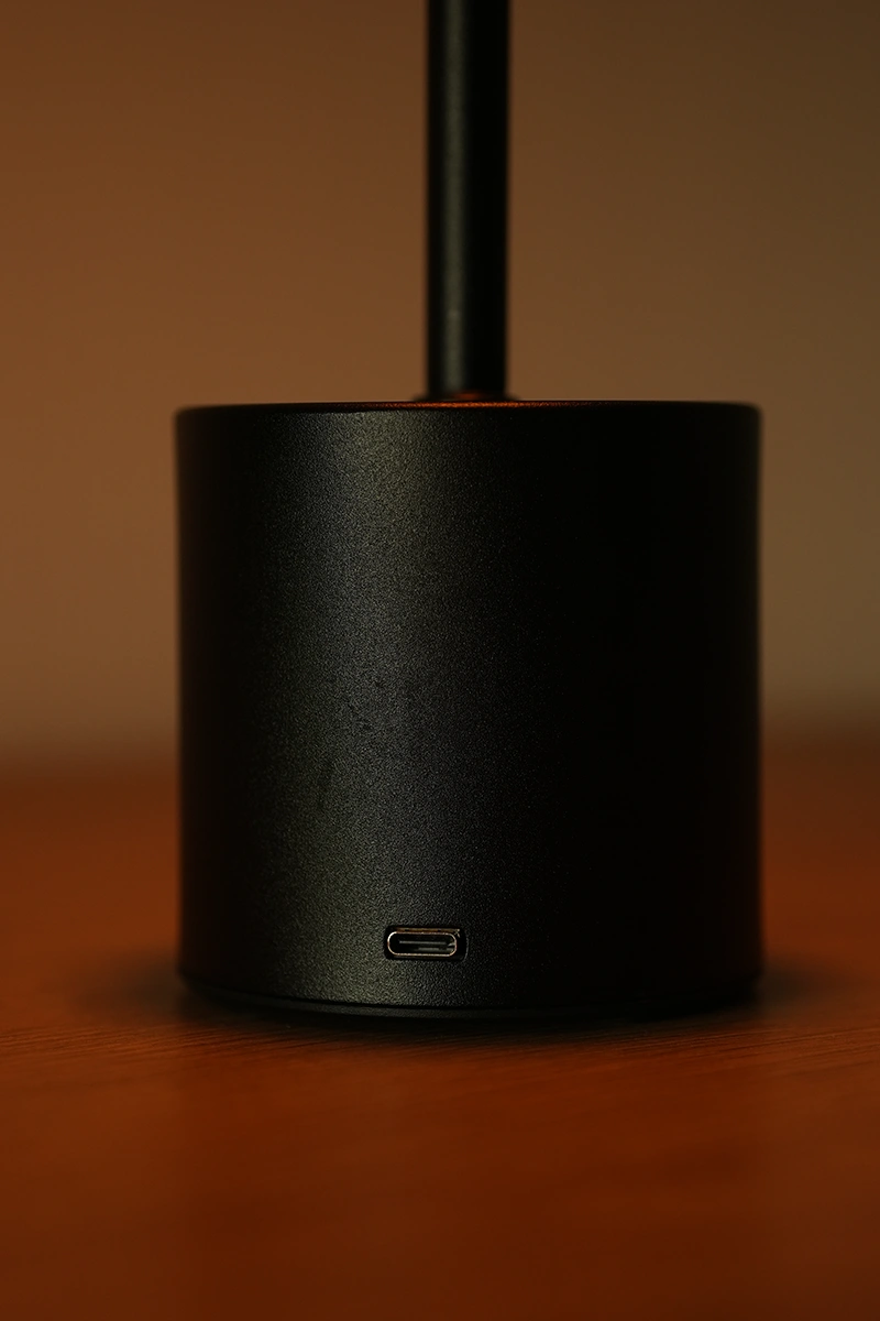 Безпровідна настільна лампа