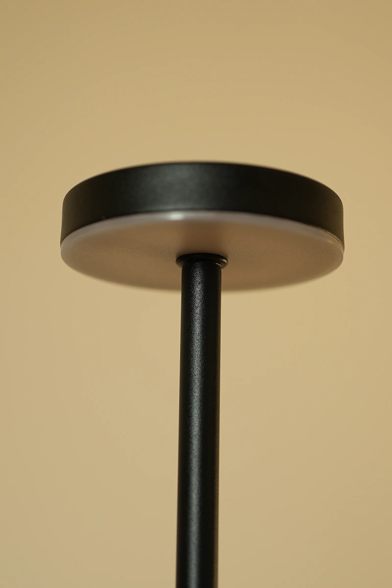 Настільна лампа яка працює коли немає світла