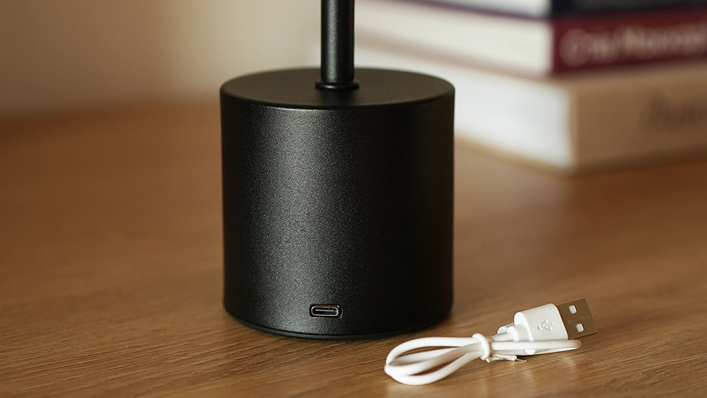 Настільна лампа яка заряджається із вбудованим акумулятором