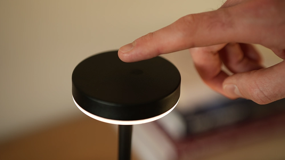 LED лампа на акумуляторі із сенсорнім керуванням